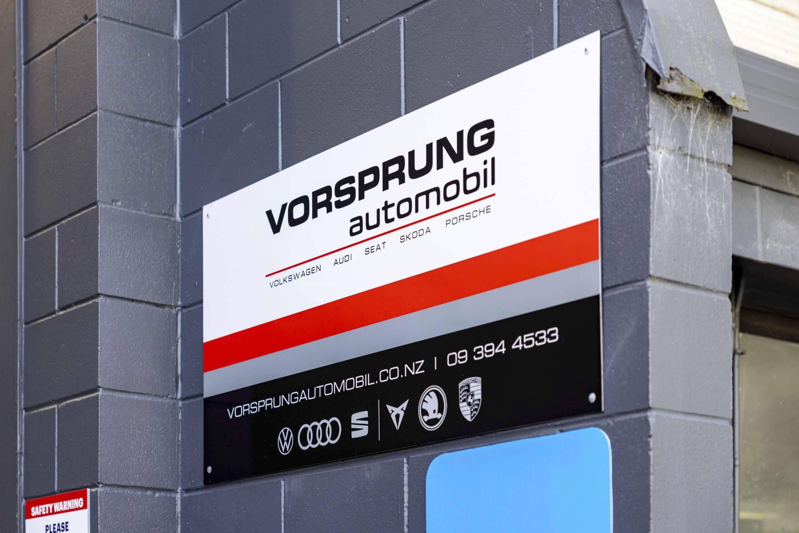 vorsprung automobil brand label